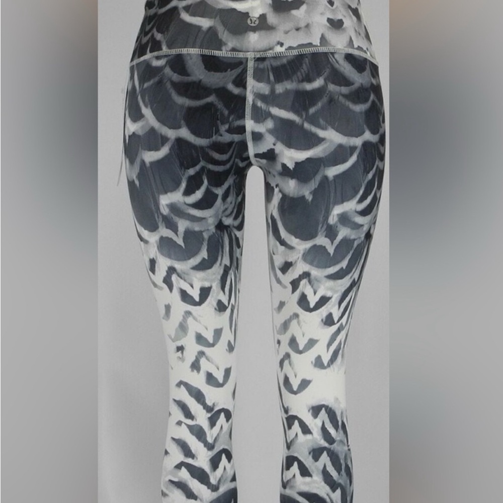 Lululemon wonder under pretty plume cropped 2 - Picture 3 of 8
